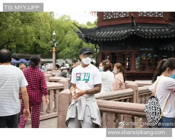 足球明星日常逛街真实照片曝光展现生活中的另一面